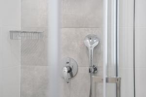 比什凯克大史酒店的浴室设有淋浴门和淋浴喷头