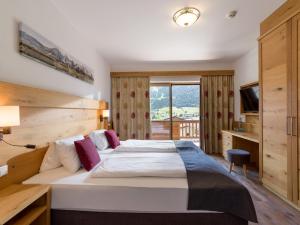 瑟尔艾尔朋潘纳洛马酒店的一间设有大床和窗户的酒店客房