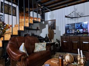 凯麦尔Çiftlik ve Dağ evi Kemer - Canerbey的客厅配有棕色皮沙发和桌子