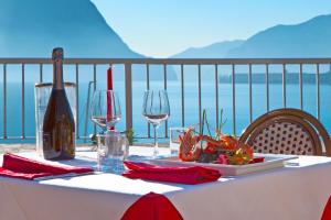 洛韦雷洛唯雷温泉度假酒店的一张桌子,上面放着一瓶葡萄酒和酒杯