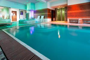 洛韦雷洛唯雷温泉度假酒店的蓝色水中的酒店的游泳池