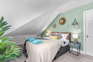 南安普敦Homely/Stylish 1 Bed* 3 Guests的一间卧室配有一张带蓝色毛巾的床