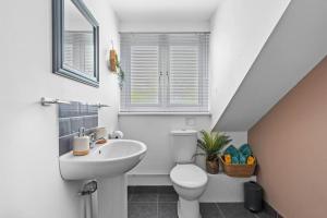 南安普敦Homely/Stylish 1 Bed* 3 Guests的白色的浴室设有水槽和卫生间。