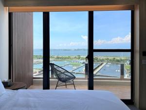 东港緩慢大鵬灣的一间卧室配有一张床,享有海景