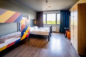 魏玛魏玛A&O酒店的酒店客房设有两张床和窗户。