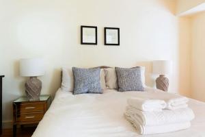 伦敦Hyde Park - Knightsbridge - Private Entrance的卧室配有白色床和毛巾