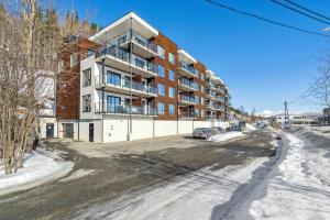 巴杜弗斯Nice apartment close to Bardufoss Hotel - minimum 3 nights的雪中街道上的公寓楼