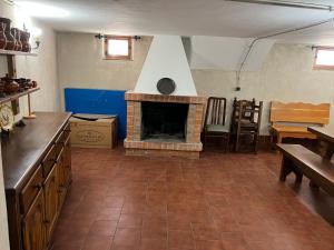 Pesquera de DueroEL COTARRO DE PESQUERA的一间厨房,在房间内配有砖壁炉