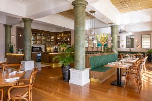 内罗毕内罗毕海明威酒店的一间带桌椅的餐厅和一间酒吧