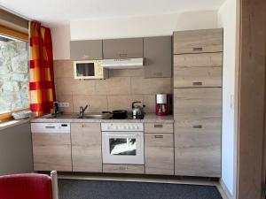 伊施格尔Apartment Stefan - ISL506 by Interhome的厨房配有水槽和炉灶