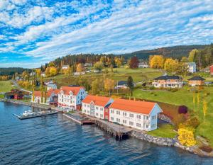 AngvikAngvik Gamle Handelssted - by Classic Norway Hotels的水边小镇的空中景观