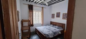 帕杰Karikila的一间卧室设有一张床和一个窗口