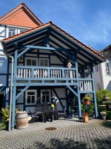 巴特索登-阿伦多夫PARADISE GARDEN的蓝色的房子,设有门廊和甲板