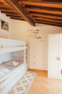 皮斯托亚Country Chic Pistoia-casa in campagna con giardino的房屋内设有一间带两张双层床的卧室