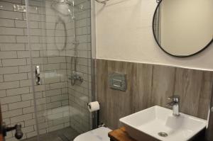 安塔利亚La Casa Carina Butik Otel的浴室配有盥洗盆和带镜子的淋浴