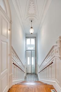 波尔图Porto Premium Villa的一条空的走廊,有楼梯和门