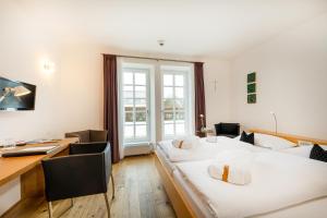 劳特拉赫劳特拉施宫酒店的酒店客房配有两张床和一张书桌