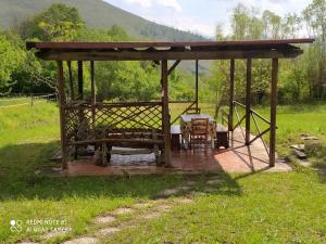 斯库科拉－马西卡纳b&b chalet la vigna intera struttura的野餐棚,带桌子在野外