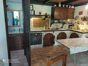 斯库科拉－马西卡纳b&b chalet la vigna intera struttura的厨房配有木制橱柜和桌子。