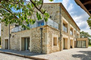 Saint-Sulpice-et-CameyracDomaine de Badine, Bordeaux centre 15mn的享有砖砌建筑的外部景致,设有玻璃窗