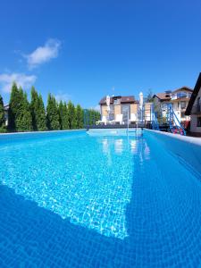 梅尔诺Mielnova Apartamenty Adults Only Unieście的蓝色海水大型游泳池