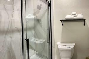 阿林顿阿灵顿戴斯酒店的一间带卫生间和玻璃淋浴间的浴室