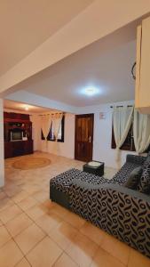 蓝海湾Oasis Appartement的大型客房设有两张床,铺有瓷砖地板。