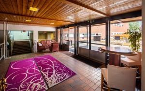 科特卡Hotelli Leikari的一间铺有紫色地毯的客厅