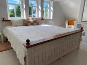 巴特索登-阿伦多夫PARADISE GARDEN的配有窗户的客房内的一张大床