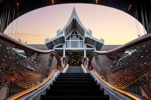 塔可克海滩Banyan Tree Krabi - SHA Extra Plus的通往大楼的楼梯