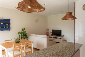 埃斯波森迪Litoral beach Apartment -- Esposende的一间带桌子的厨房和一间客厅