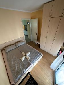 弗尔尼亚奇卡矿泉镇Magma Apartment的一间卧室,配有一张带两个弓的床