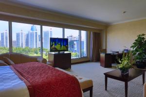 北京北京五洲大酒店的配有一张床和一台平面电视的酒店客房