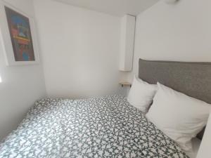 沙朗通勒蓬Cosy Appartement 4P proche 12eme/Vincennes的卧室配有一张床,墙上挂着一幅画