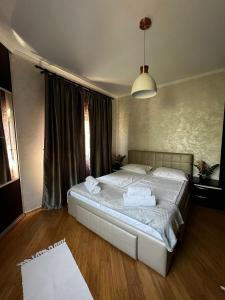MineriCasa moderna in Mineri的一间卧室配有一张大床和毛巾