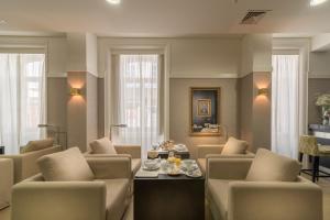菲盖拉-达福什环球精品酒店的带沙发和餐桌的客厅