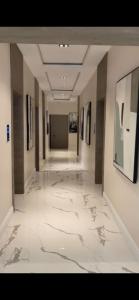 阿布贾Knightsbridge Hotel & Suites的白色大理石地板的建筑里空的走廊