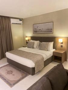 阿布贾Knightsbridge Hotel & Suites的酒店客房设有一张大床和一张沙发。