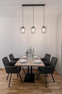 阿然德洛维克Porto lux的用餐室配有桌椅和灯光