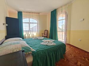 赫维兹Villa Lira的一间卧室配有一张带绿床罩的床