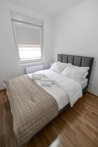 阿然德洛维克Porto lux的一间卧室设有一张大床和窗户
