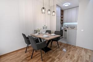 阿然德洛维克Porto lux的厨房以及带桌椅的用餐室。