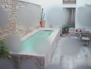 科尔多瓦Trigo Homes的一座建筑物中央的游泳池