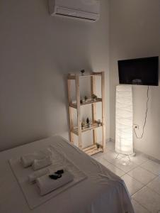 萨兰达Saranda Landscape的一间卧室配有床、电视和灯