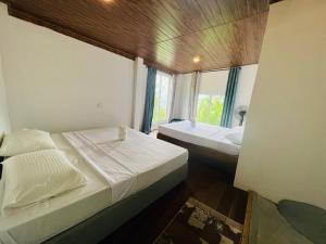 埃拉Dolape Villa的小型客房 - 带2张床和窗户