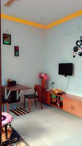 迈索尔Kailash Guest Home的客厅设有壁挂式平面电视。