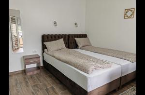 大格拉迪什泰Imperial的白色墙壁客房的两张床