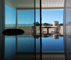 马泰拉La Suite Matera Hotel & Spa的从玻璃窗可欣赏到游泳池的景色