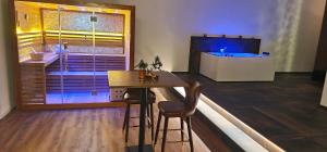 苏尔塞Privat-Spa mit Whirlpool und Sauna in Sursee的客厅设有桌子和大窗户