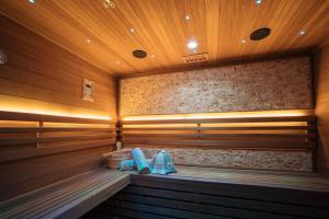 苏尔塞Privat-Spa mit Whirlpool und Sauna in Sursee的一间桑拿浴室,里面备有2条毛巾和2双鞋